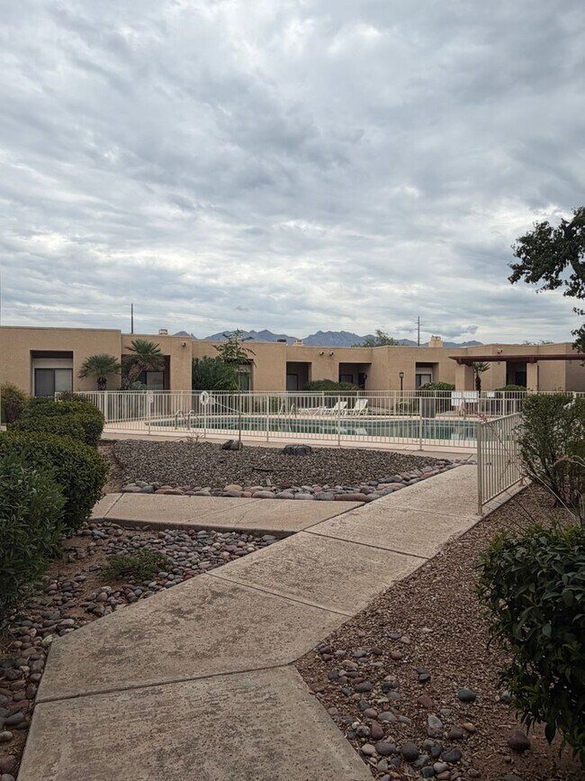 Building Photo - Stunning Midtown 2 Bedroom 2 Bath Townhome in Gated Community!