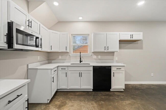 Building Photo - 2845 Yale Ave