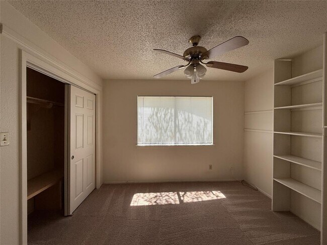 Building Photo - 8906 Pineridge Dr