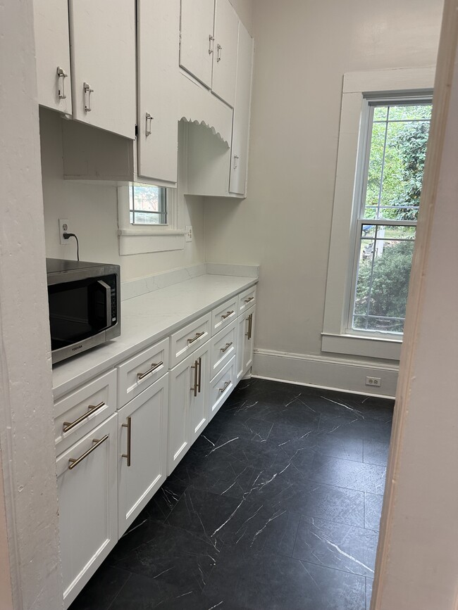 Building Photo - 600 W Mountain St