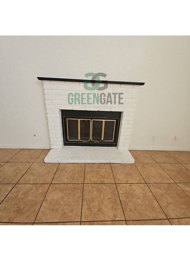 Building Photo - Beautiful 3 BEDROOM 2.5 BATH HOME IN MODES...