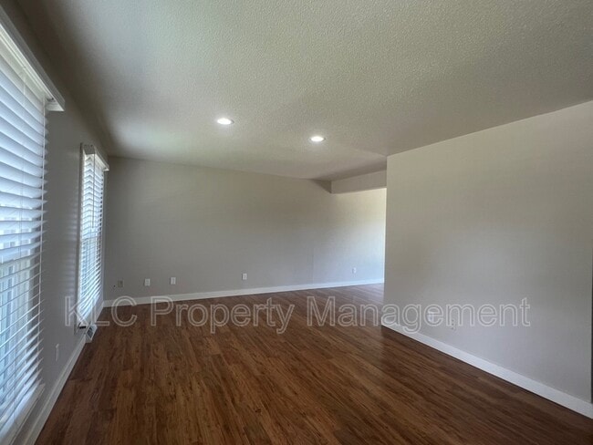 Building Photo - 6642 Holcomb Cir
