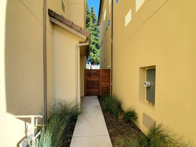 Building Photo - Contemporary Greenhaven Home with Private Backyard & Smart Features