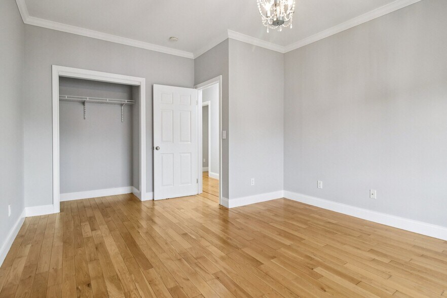 Building Photo - 163 Rae Ave