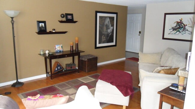 Living room - 830 E 11th Ave