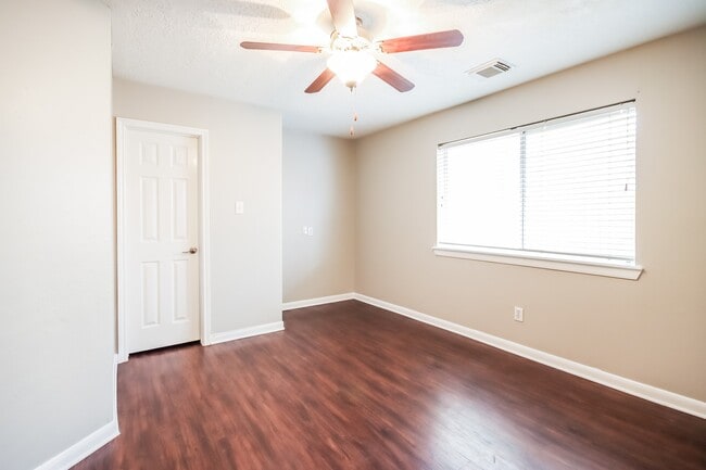 Building Photo - 26967 Crown Haven Ct