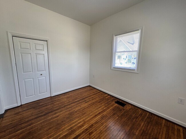 Building Photo - Near Westside 4 Bedroom 2 Bath