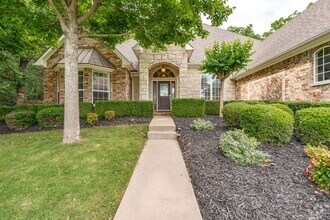 Building Photo - Luxury Living