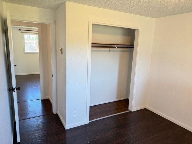 Building Photo - Discover this 3-bedroom 2-bathroom house in a great neighborhood!