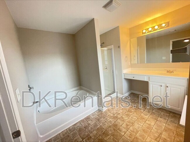 Building Photo - 2355 Mayfair Dr