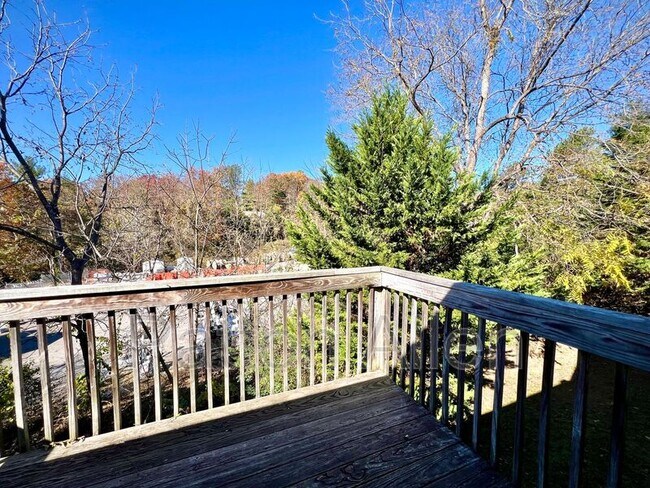 Building Photo - 8 Zell Ln