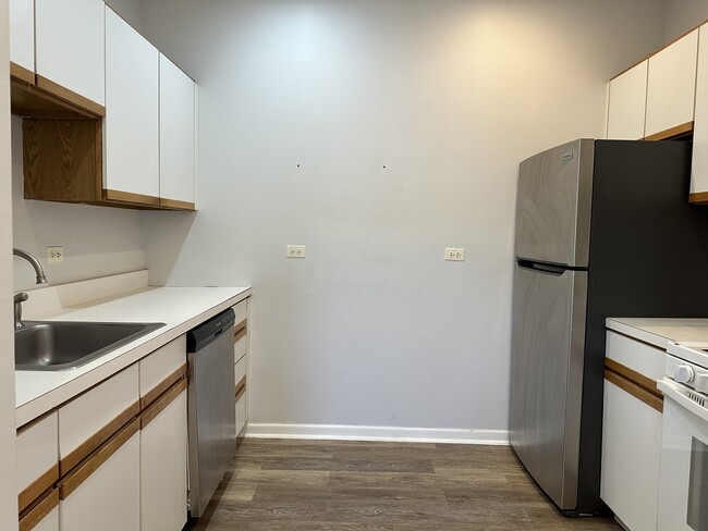 Building Photo - 2451 N Marshfield Ave