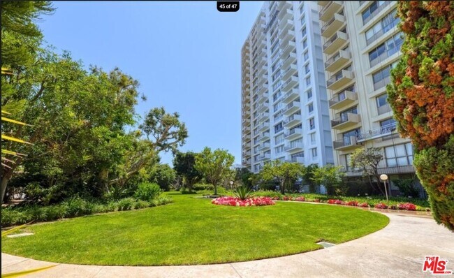 Building Photo - 2160 Century Pk E