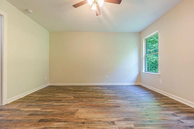 Building Photo - Spacious Four-Bedroom Two-Bath Home on One...