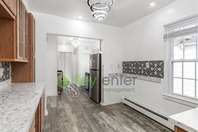 Building Photo - Spacious 3-Bed, 2-Bath First-Floor Unit wi...