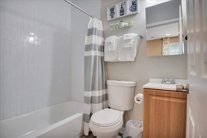 Building Photo - Room in House on Mayson Turner Rd NW