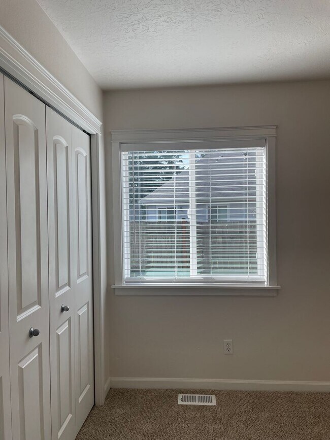 Building Photo - 2 bed 2 bath + Bonus Room Duplex in Northeast Salem!