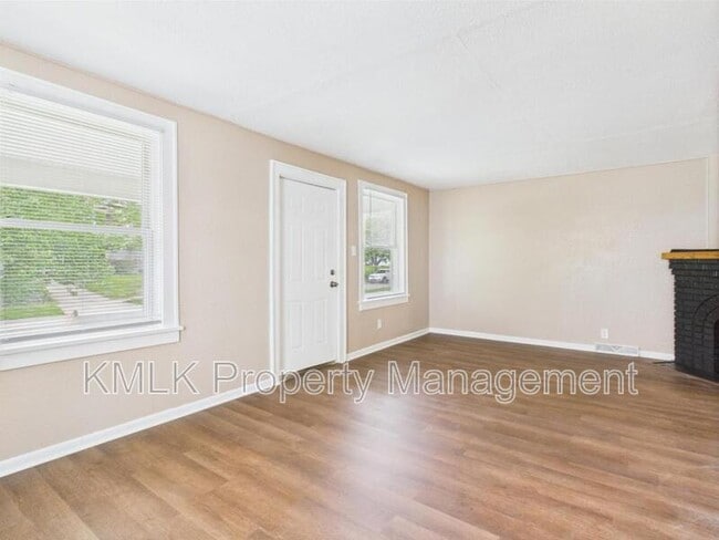 Building Photo - 84 E Mapledale Ave
