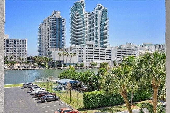 Building Photo - 600 Parkview Dr