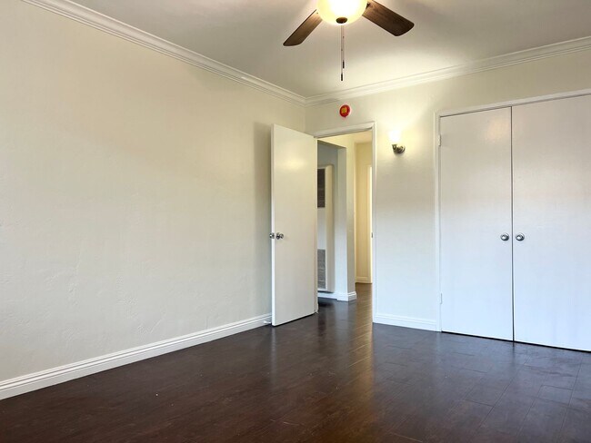 Building Photo - Bright 2 bed 1 bath in Pacific Beach