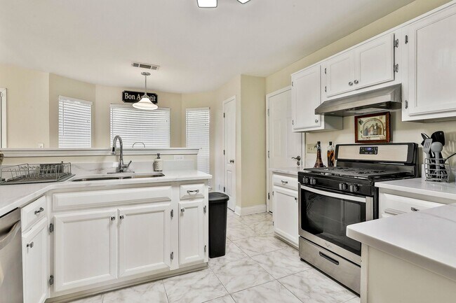 Building Photo - Furnished or Unfurnished 4 Bedroom with Internet Included!