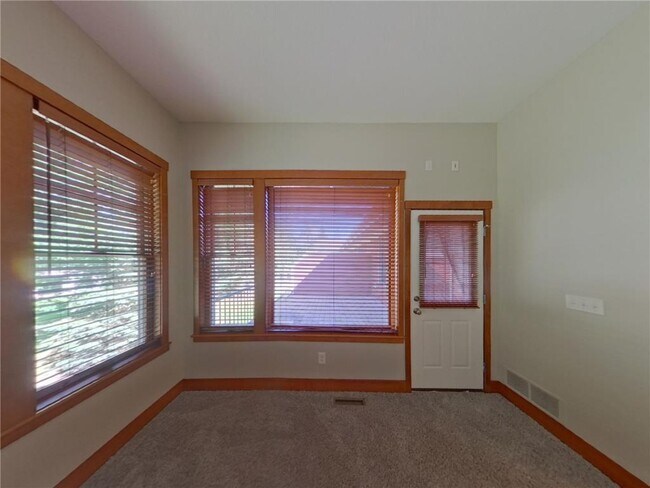 Building Photo - 4025 Heritage Ln SE