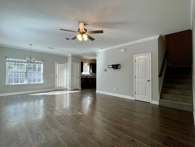 Building Photo - AVAILABLE EARLY APRIL 2026! (Pet Friendly)