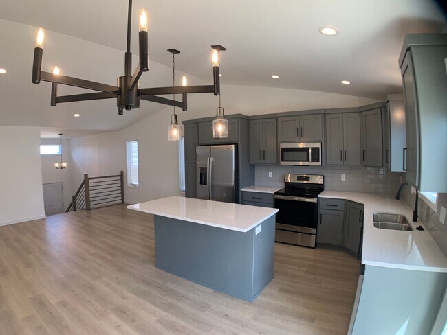 Building Photo - 4 Bed 3 Bath Single Family Home