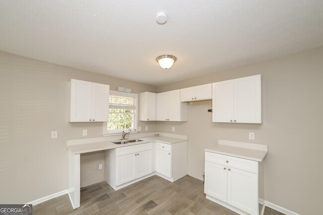 Building Photo - 2780 Deerfield Dr