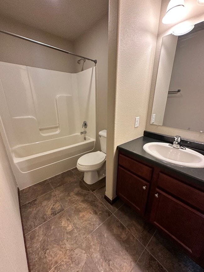 Building Photo - 3 Bedroom Townhome!