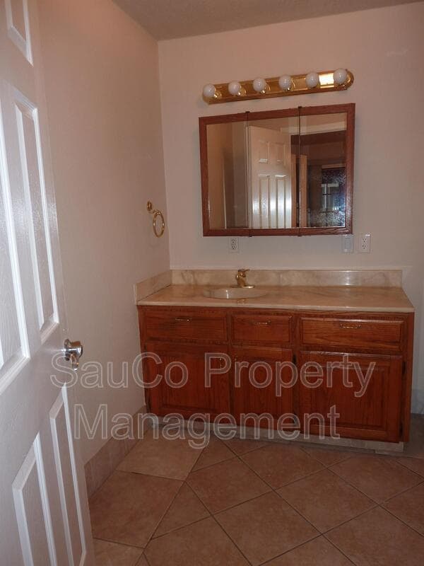 Primary Photo - 1041 NE 106th Ave