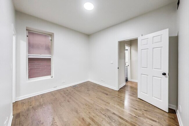 Building Photo - 2330 N Greenview Ave