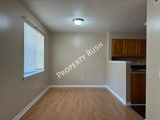 Building Photo - 1620 Hickory Pl