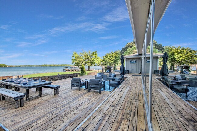 Building Photo - 643 Isle of Pines Rd