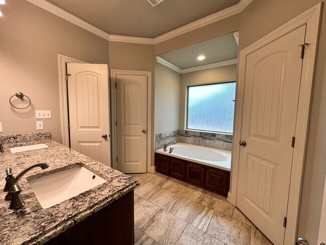 Building Photo - 1100 Bear Creek