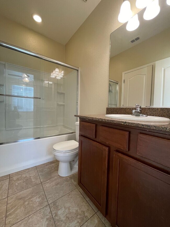 Building Photo - Beautifully Updated 3BD/2.5BA Townhouse in Citrus Heights!