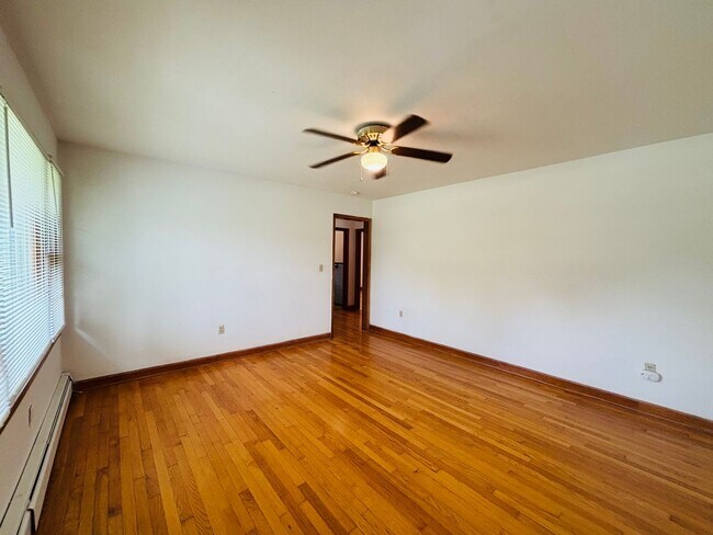 Building Photo - 208 Broce Dr
