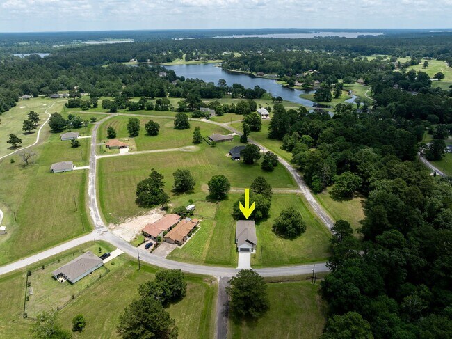 Building Photo - 68 Fairway Dr