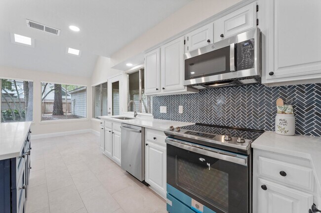 Building Photo - 49 W Southfork Pines Cir