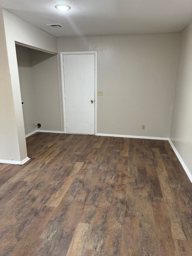 Building Photo - 719 Acorn Dr