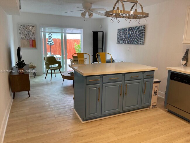 Building Photo - 1560 NE 145th St