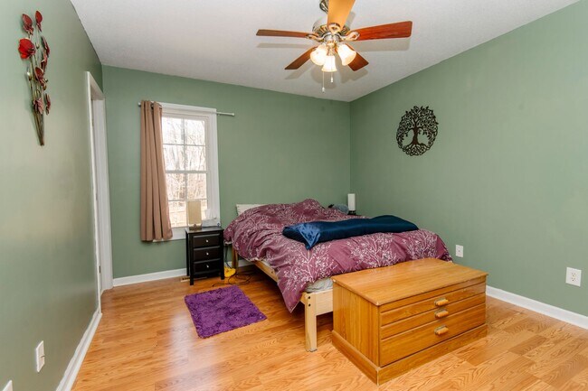 Building Photo - Cozy 3 bedroom home with spacious fenced backyard!