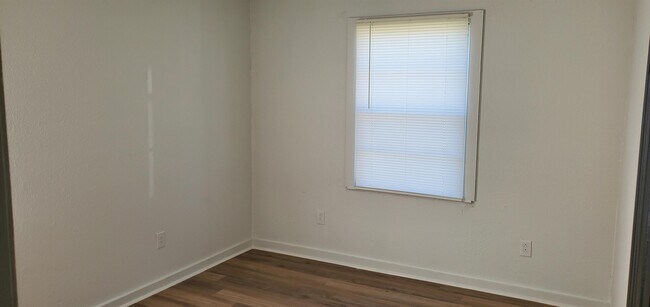Building Photo - 4815 Pauline Dr