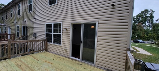 Building Photo - Beautiful 3 bedroom 2.5 bathroom END Unit ...