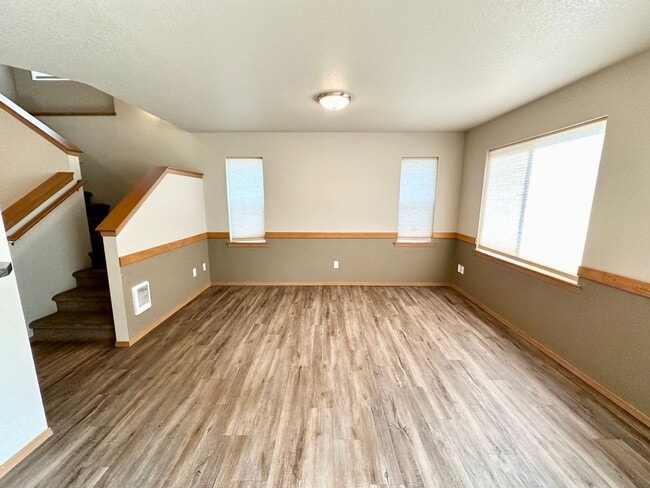 Building Photo - Updated Townhouse in Ellenbsurg