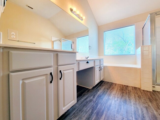 Building Photo - Large 4 Bed, 2.5 Bath Home Perfect for Com...