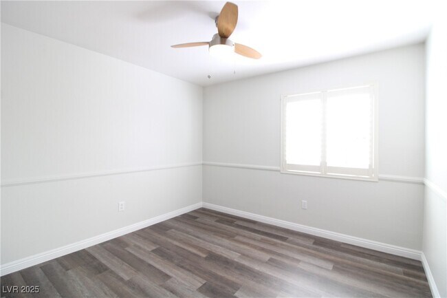 Building Photo - 301 Laguna Glen Dr