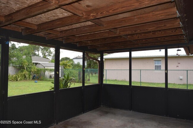 Building Photo - 326 Decordre Rd SE