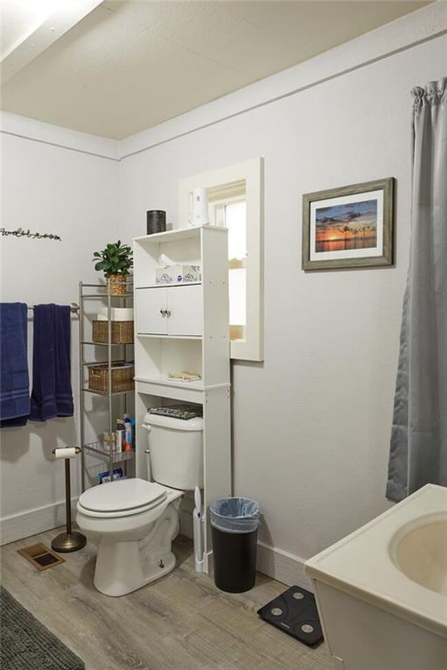 Building Photo - 213 Clyde St