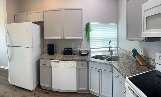Building Photo - 8121 Fan Palm Way